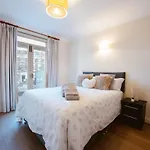 Modern 2-Bedroom Apartment Next To Chelsea Stadium