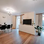 Modern 2-Bedroom Apartment Next To Chelsea Stadium