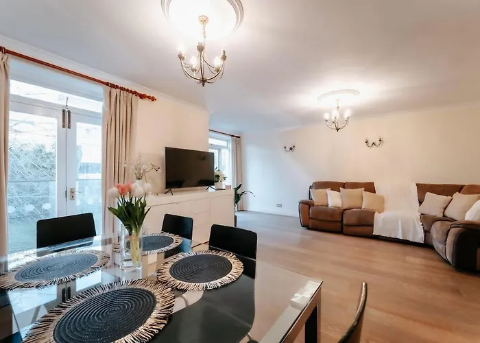 Modern 2-Bedroom Apartment Next To Chelsea Stadium