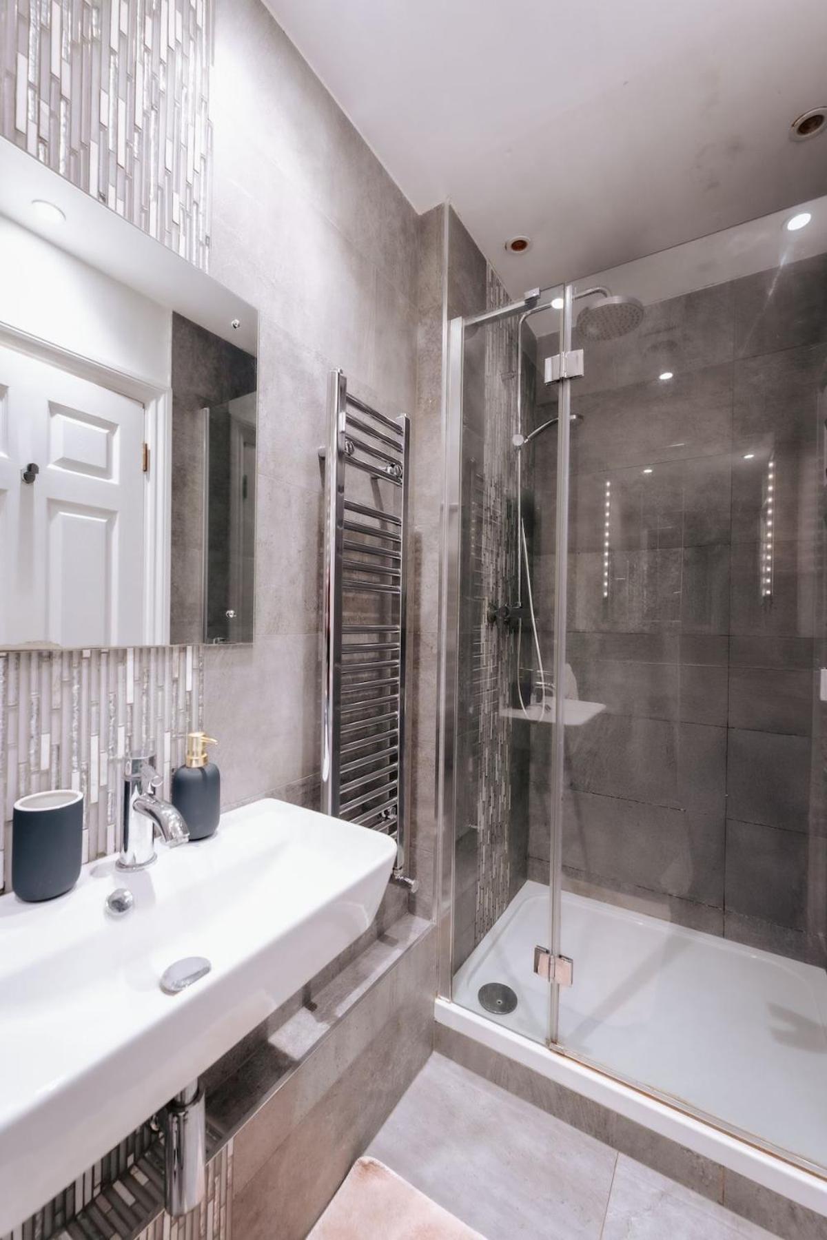 Modern 2-bedroom Next To Chelsea Stadium Appartamento *